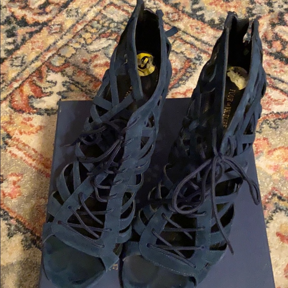 Gently used pour la victoire navy suede sandal